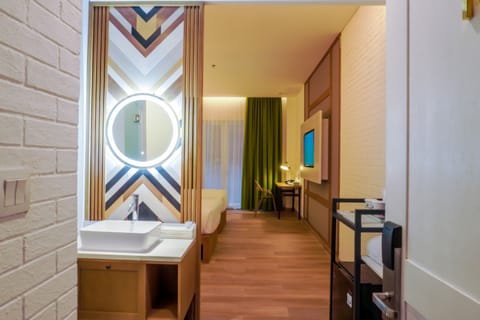 Deluxe Premier Room | Bathroom sink