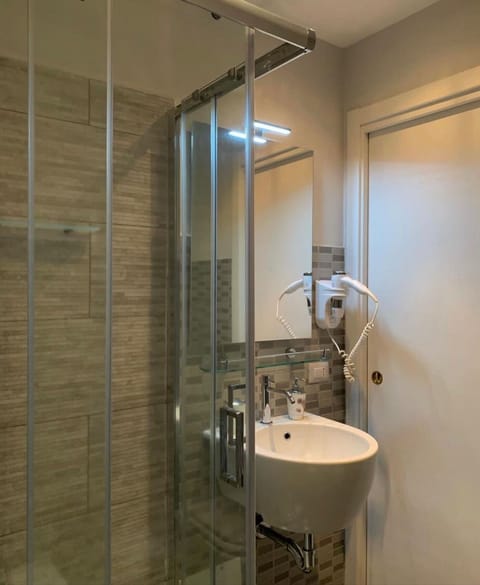 Superior Double Room (Pearl) | Bathroom | Shower, free toiletries, bidet, towels