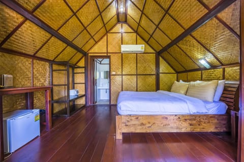 Hillside Cabin | 4 bedrooms, in-room safe, free WiFi, bed sheets