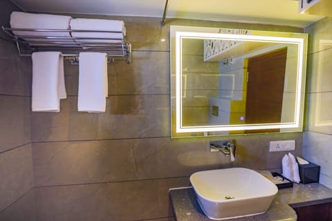 Suite | Bathroom | Shower, free toiletries, hair dryer, slippers