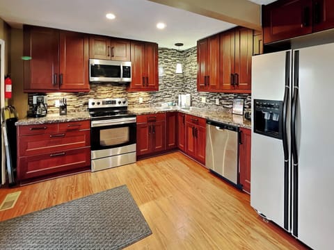 House, Multiple Beds, Hot Tub | Private kitchen | Fridge, microwave, oven, stovetop