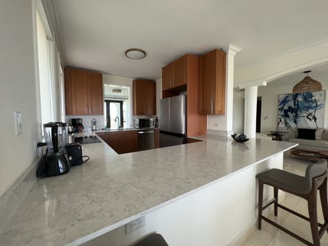 Executive Penthouse, 3 Bedrooms, Ocean View | Private kitchen | Fridge, microwave, oven, stovetop