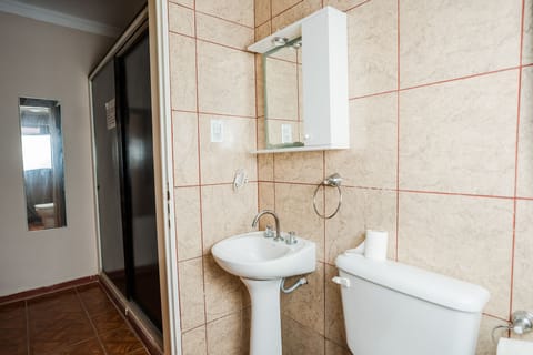 Basic Room, 1 Double Bed | Bathroom | Shower, rainfall showerhead, bidet, towels