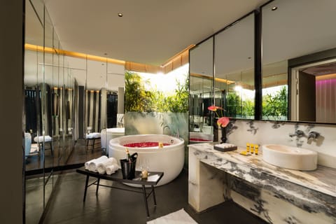 Suite (SeleQtions) | Bathroom | Separate tub and shower, deep soaking tub, rainfall showerhead