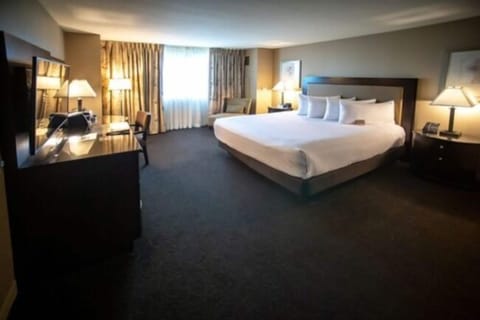 Deluxe Room, 1 King Bed, Smoking | Premium bedding, in-room safe, individually decorated