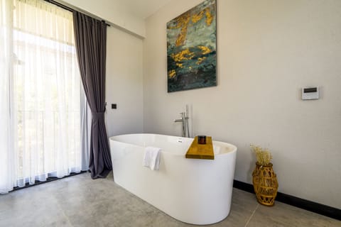 Luxury Double Room | Deep soaking bathtub