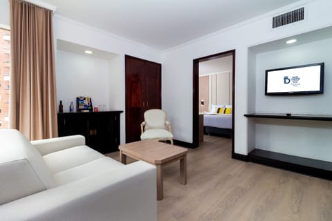 Suite | Minibar, in-room safe, laptop workspace, iron/ironing board