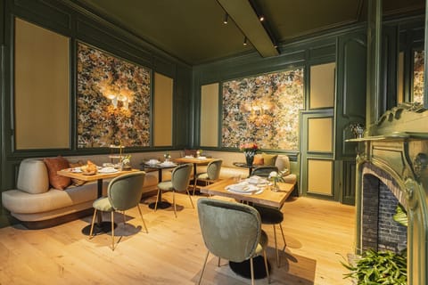 Daily continental breakfast (EUR 28 per person)