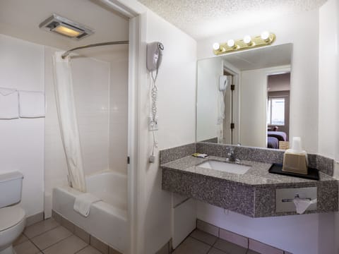 Combined shower/tub, hair dryer, towels