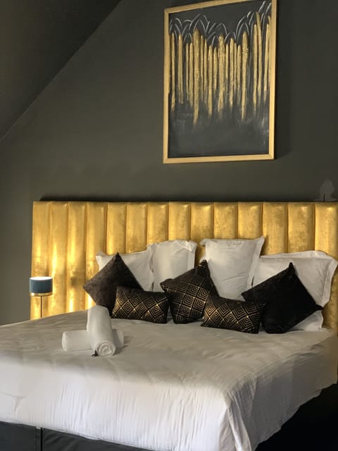 Luxury Room | Individually decorated, individually furnished, blackout drapes