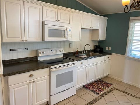 Yellow Cottage #5 - 3 Bedroom | Private kitchen | Fridge, microwave, oven, stovetop