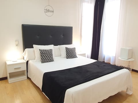 Deluxe Room, 1 Queen Bed | Free WiFi, bed sheets