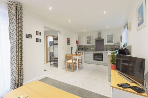 Chalet | Private kitchen | Fridge, microwave, oven, stovetop