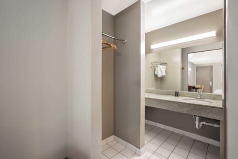 Standard Single Room | Bathroom | Towels