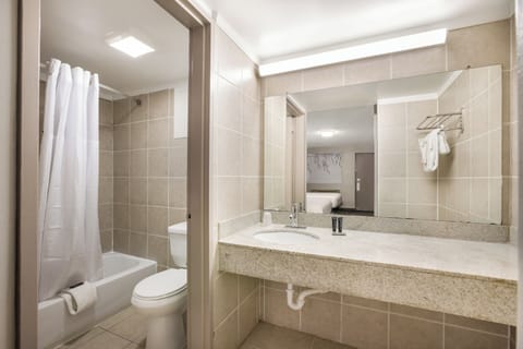 Standard Double Room | Bathroom | Towels