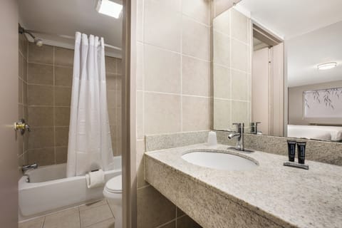 Standard Double Room | Bathroom | Towels