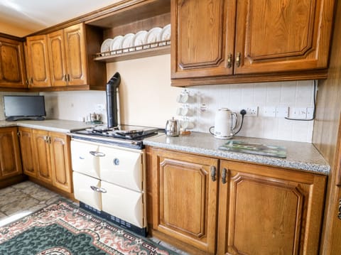 Cottage | Private kitchen | Fridge, dishwasher, electric kettle, toaster