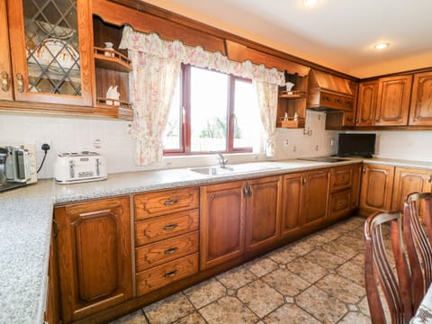 Cottage | Private kitchen | Fridge, dishwasher, electric kettle, toaster