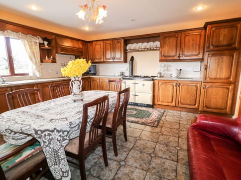 Cottage | Private kitchen | Fridge, dishwasher, electric kettle, toaster