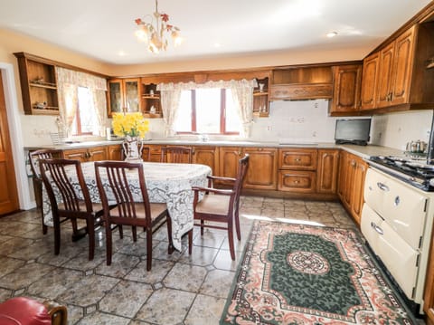 Cottage | Private kitchen | Fridge, dishwasher, electric kettle, toaster