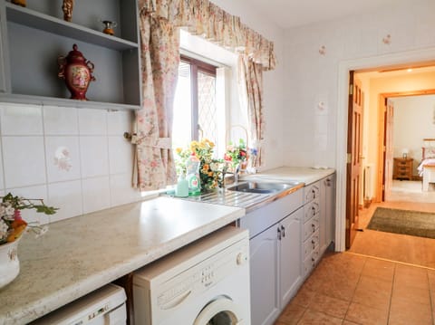 Cottage | Private kitchen | Fridge, dishwasher, electric kettle, toaster