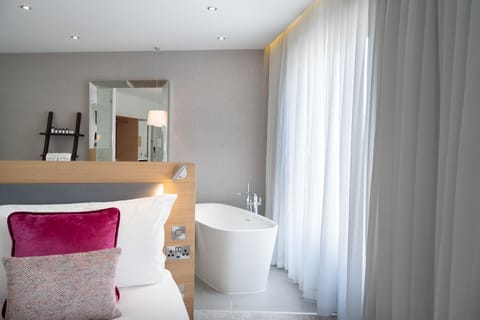 Junior Suite | Egyptian cotton sheets, premium bedding, minibar, in-room safe