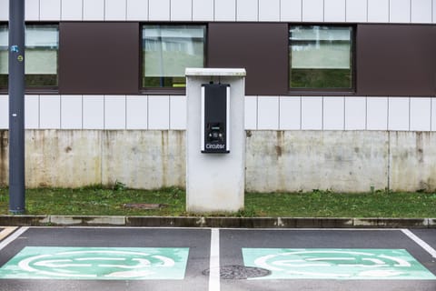 Electric vehicle charging station