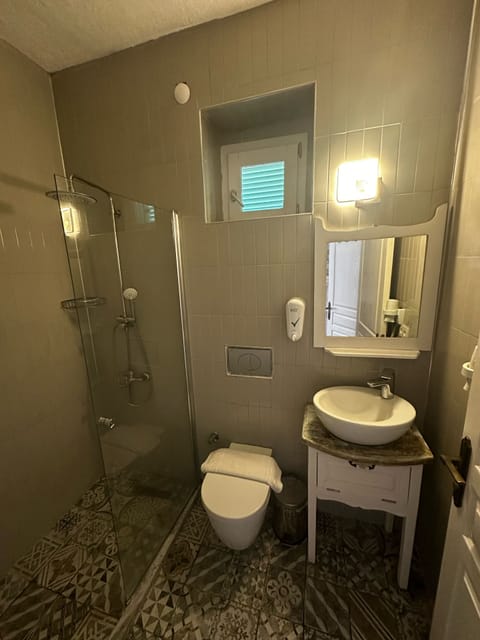 Deluxe Suit French Balcony | Bathroom | Shower, hair dryer, slippers, towels