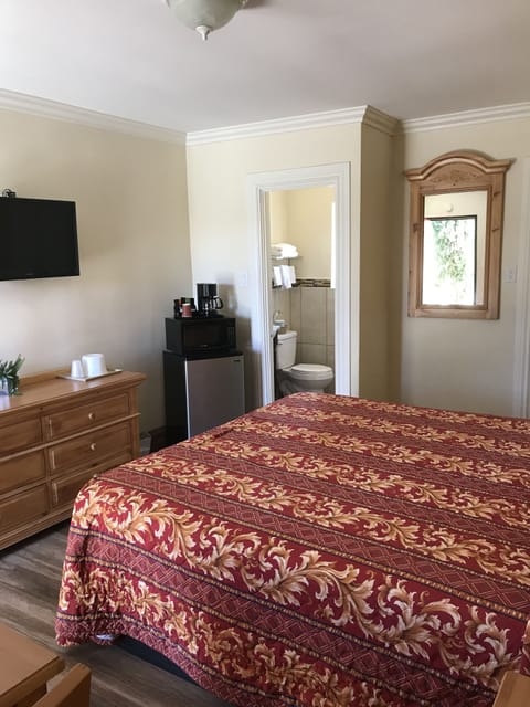 Standard Room, 1 King Bed | Desk, iron/ironing board, free WiFi, bed sheets