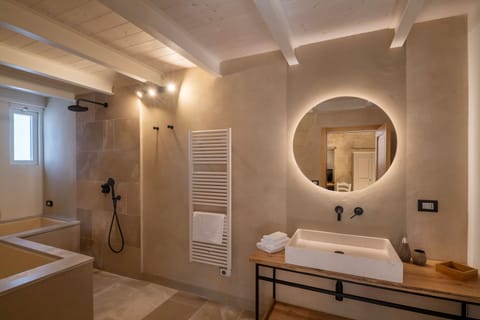 Luxury Double Room, Hot Tub | Bathroom | Hair dryer, bidet, towels, toilet paper