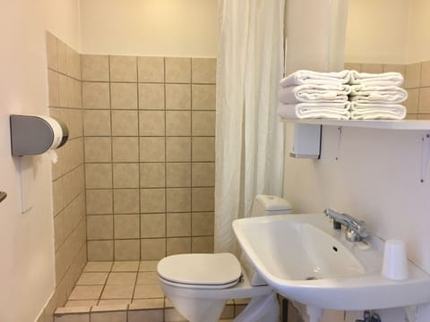 Economy Double Room, Private Bathroom | Bathroom | Free toiletries, towels, soap, shampoo