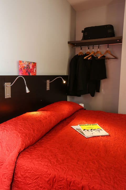 Double Room | In-room safe, blackout drapes, free WiFi, bed sheets