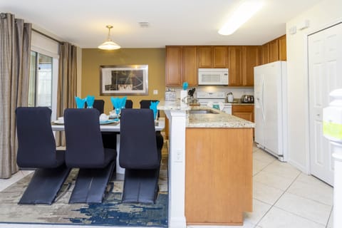 Family Townhome, 4 Bedrooms | In-room dining