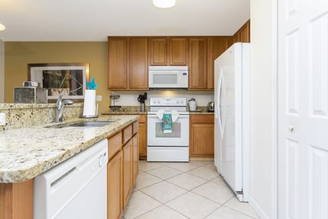 Family Townhome, 4 Bedrooms | Private kitchen | Full-size fridge, microwave, oven, stovetop