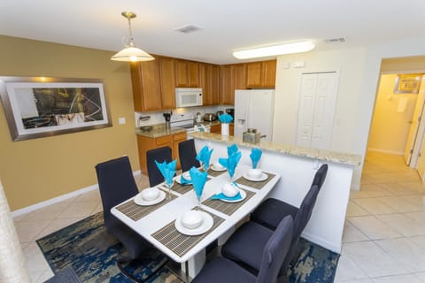 Family Townhome, 4 Bedrooms | In-room dining