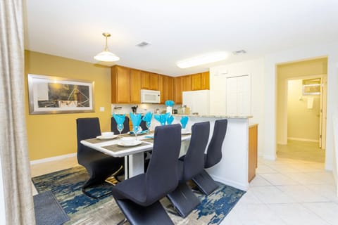 Family Townhome, 4 Bedrooms | In-room dining