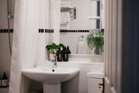 Luxury Double Room, Ensuite, Mountain View | Bathroom | Combined shower/tub, hair dryer, towels, soap