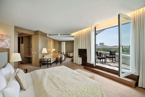 Special Suite | Minibar, in-room safe, desk, soundproofing