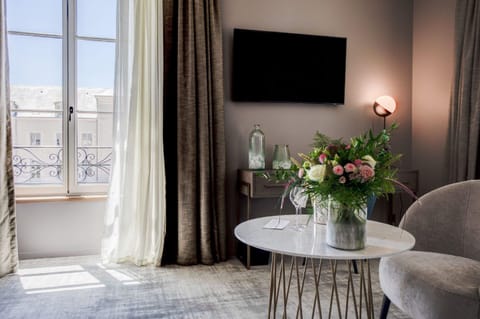 Minibar, in-room safe, laptop workspace, blackout drapes