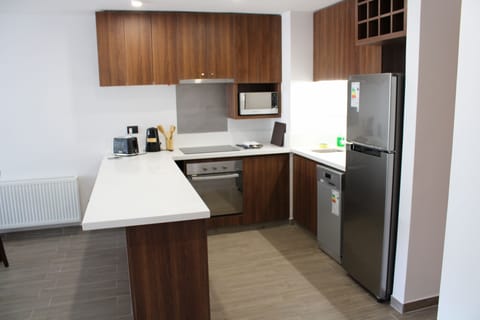 Apartment (B) | Private kitchen | Fridge, microwave, oven, stovetop