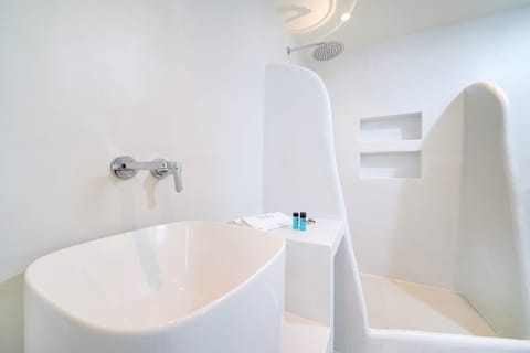 Deluxe Suite, Outdoor Hot Tub | Bathroom | Shower, hydromassage showerhead, hair dryer, bathrobes