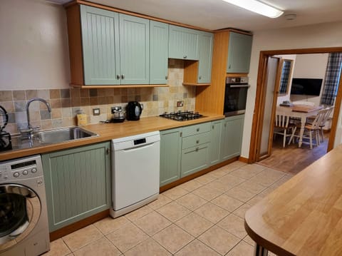 Cottage | Private kitchen | Fridge, dishwasher, toaster, cookware/dishes/utensils