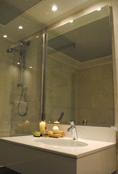 Suite | Bathroom | Free toiletries, hair dryer, slippers, bidet