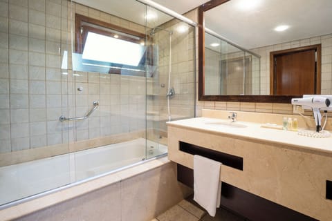 Bungalow | Bathroom | Shower, free toiletries, hair dryer, towels