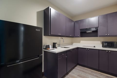 Deluxe Room, 1 King Bed, Kitchenette | Private kitchenette | Full-size fridge, microwave, coffee/tea maker