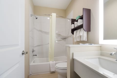 Deluxe Room, 1 King Bed, Kitchenette | Bathroom | Hair dryer, towels, soap, shampoo