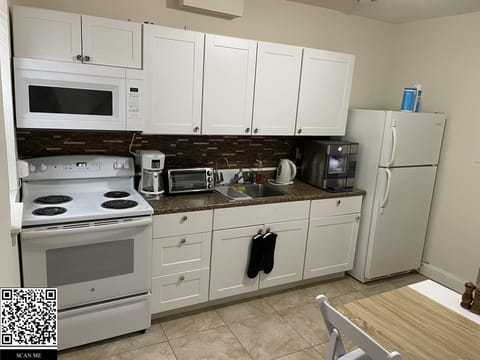 Deluxe Apartment | Private kitchen | Full-size fridge, microwave, oven, stovetop