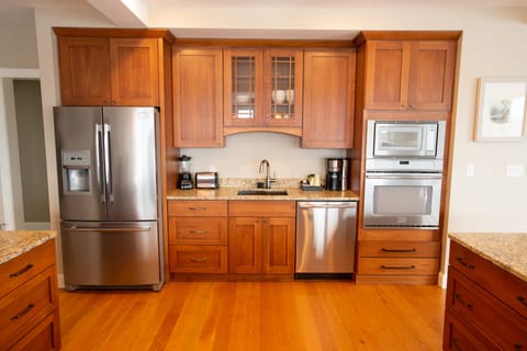 Deluxe Suite, 3 Bedrooms | Private kitchen | Full-size fridge, microwave, oven, stovetop