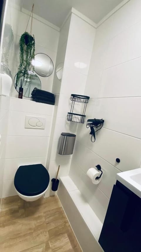 Deluxe Studio Suite | Bathroom