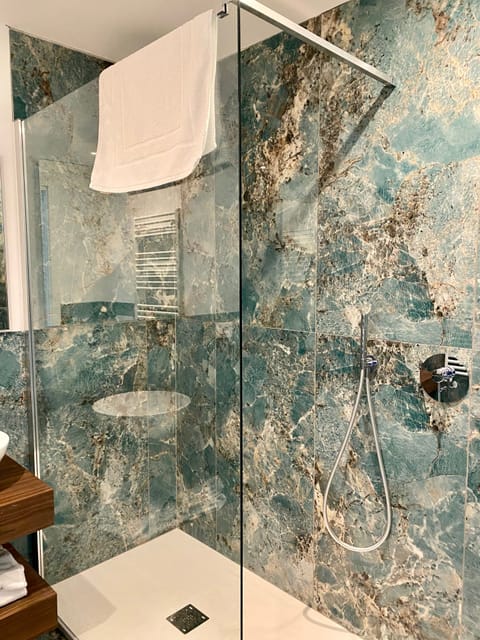 Deluxe Room, Balcony, Lake View | Bathroom | Free toiletries, hair dryer, bidet, towels